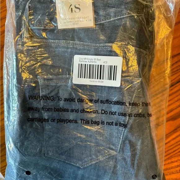 WHITE HOUSE BLACK MARKET JEANS…SIZE 4 CURVY SHORT NEW WITH TAG - Picture 13 of 16